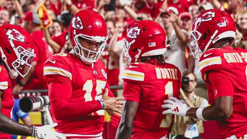 Los Kansas City Chiefs iniciaron la defensa de su título con una victoria dramática sobre los Baltimore Ravens,