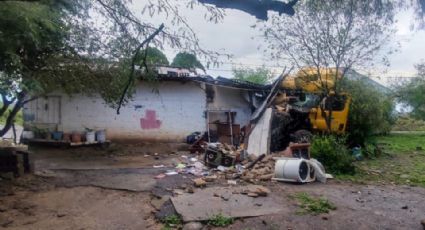 Tráiler se descarrila en la Nacional y destruye casita de adobe en Hualahuises