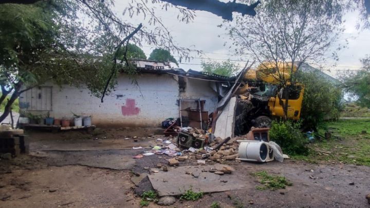Tráiler se descarrila en la Nacional y destruye casita de adobe en Hualahuises