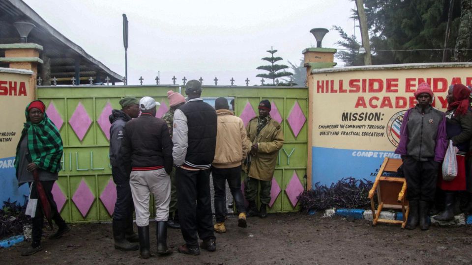 La gente se reúne en la puerta de la escuela primaria Hillside Endarasha tras un incendio | EFE/EPA/STRINGER