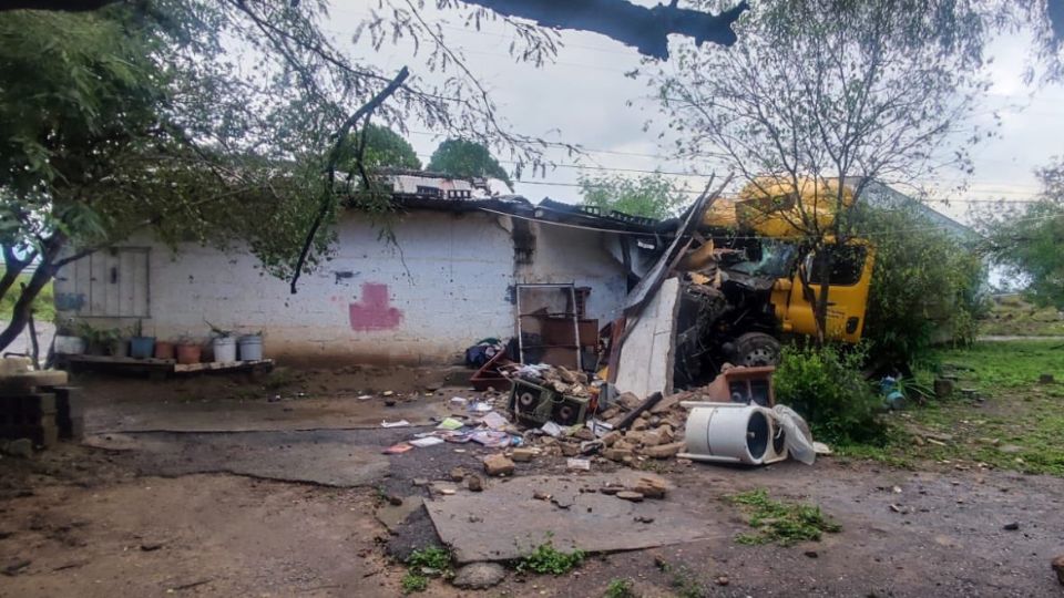 Casa recibe el impacto del tráiler descarrilado en la Carretera Nacional | X / @PC_NuevoLeon