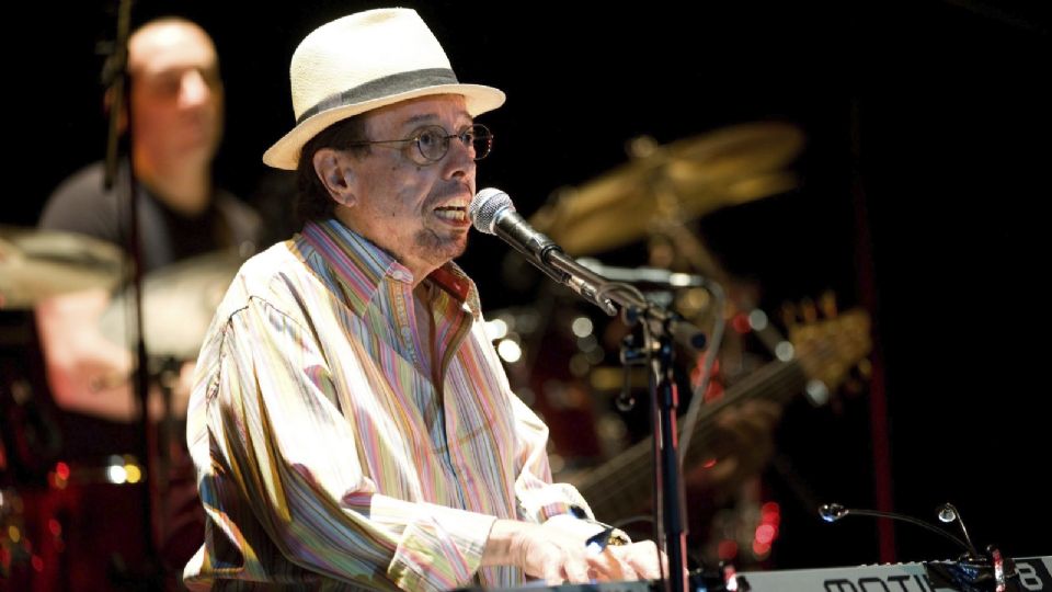 Fotografía de archivo del 7 de julio de 2011 del pianista y productor musical brasileño Sergio Mendes en un concierto en Budapest (Hungría).