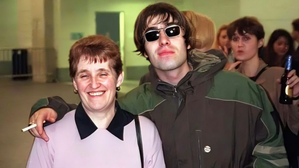 Liam Gallagher, vocalista de Oasis, junto a su madre Peggy