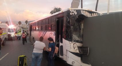 Choca camión de personal en Guadalupe y deja varios lesionados