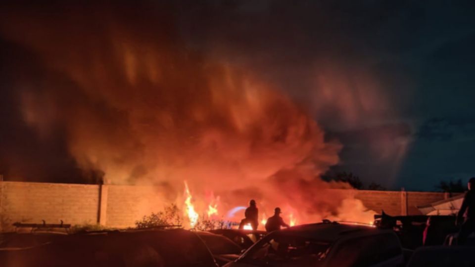 Incendio de grúas en Salinas Victoria.