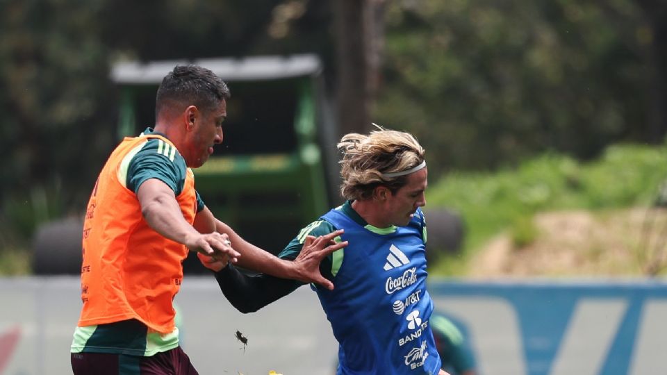 Luis Romo y Sebastián Córdova disputan un balón en un entrenamiento en el CAR