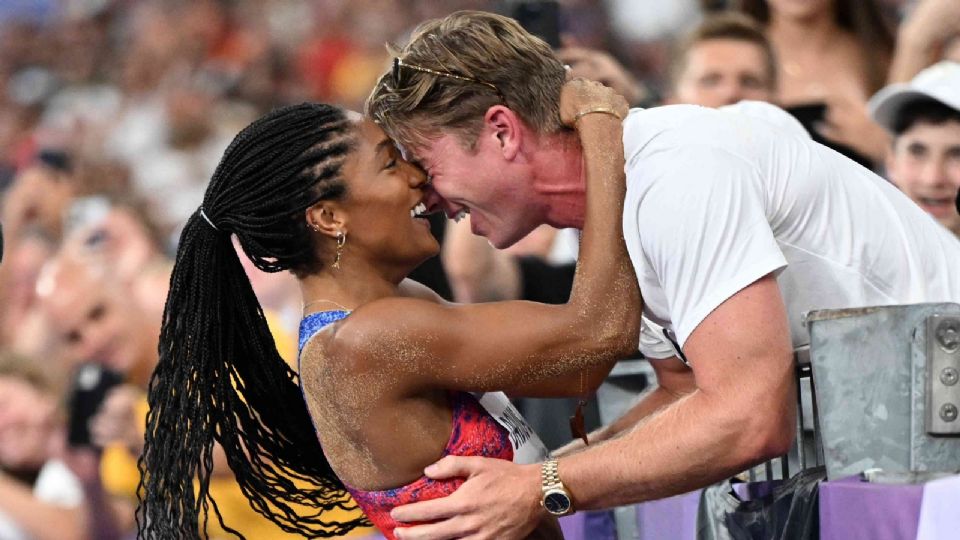 Tara Davis celebrando su medalla de oro con su esposo Hunter Woodhall