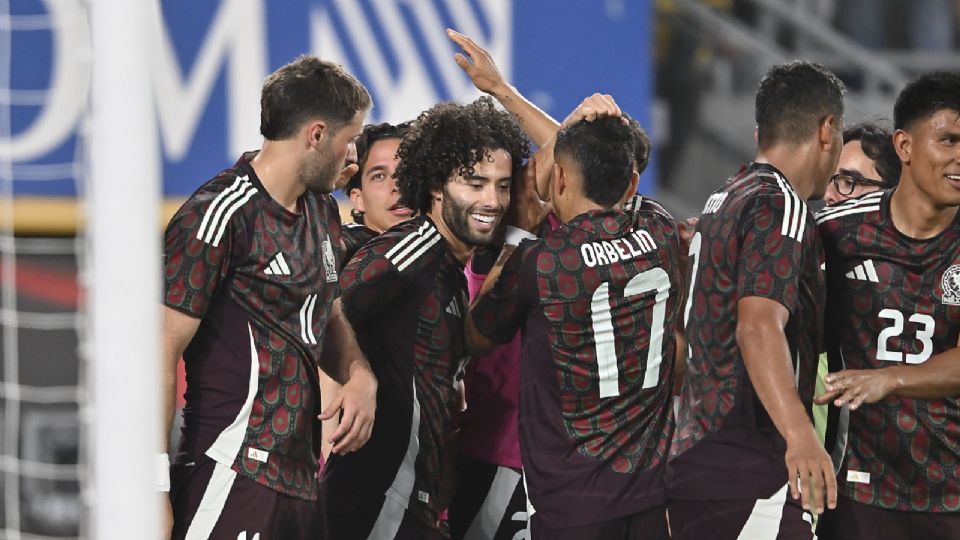 Los jugadores de la Selección Mexicana celebran una de las anotaciones frente a Nueva Zelanda.