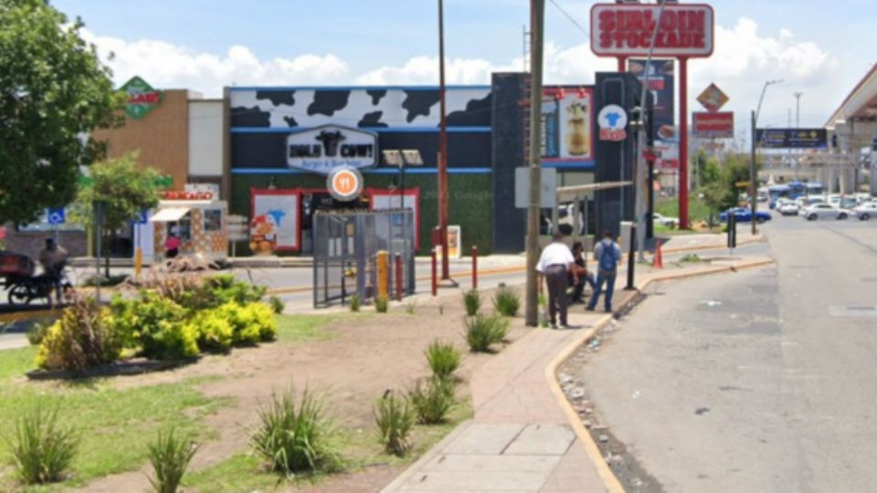 Mujer atropella a un hombre e impacta camioneta contra un restaurante en San Nicolás.