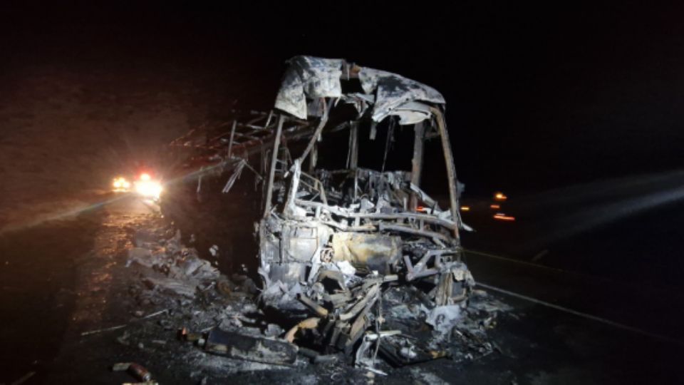 Se incendia autobús tras chocar con un tráiler en la autopista Monterrey-Nuevo Laredo.