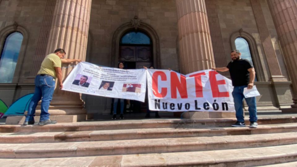 Maestros de la CNTE al exterior del Palacio de Gobierno de Nuevo León.