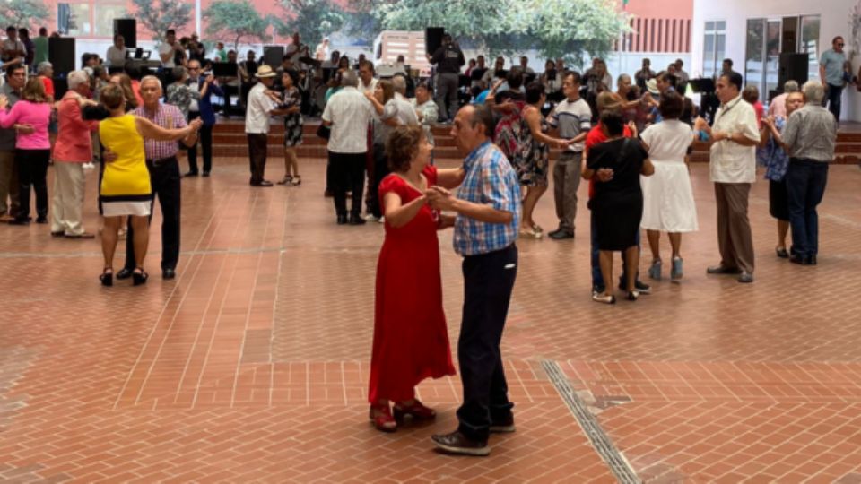 Adultos mayores en el Palacio Municipal de Monterrey.