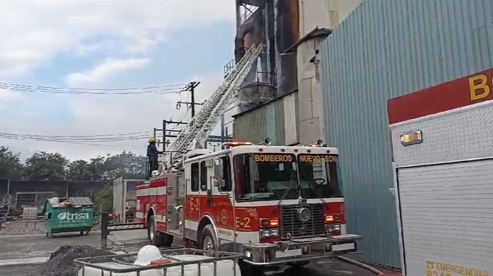 Incendio en fábrica moviliza a Protección Civil y Bomberos en Monterrey
