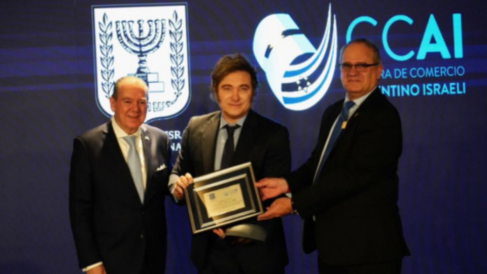 El presidente argentino, Javier Milei, fue galardonado con el premio israelí Génesis, conocido como el 'premio nobel judío', en reconocimiento a su apoyo al Estado israelí.