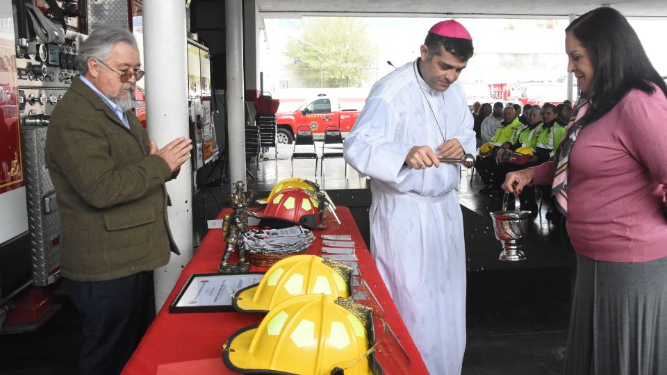 Bendicen cascos de bomberos de Nuevo León.