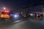 Choque contra local en Monterrey termina en volcadura y deja cuatro lesionados