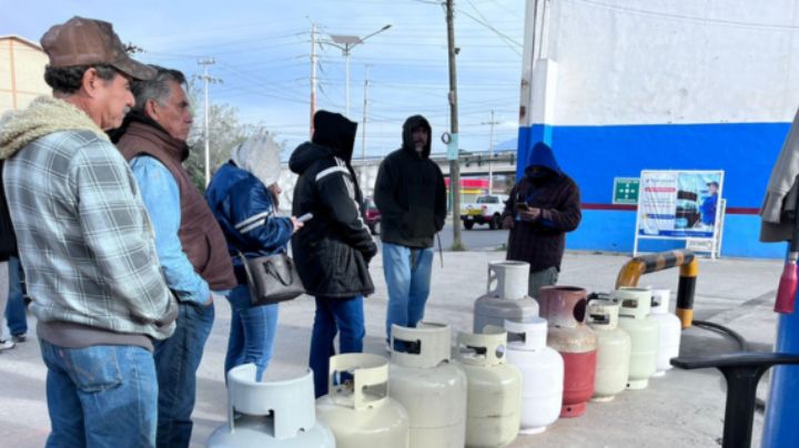 Regios hacen fila para la compra de gas ante frío extremo en NL
