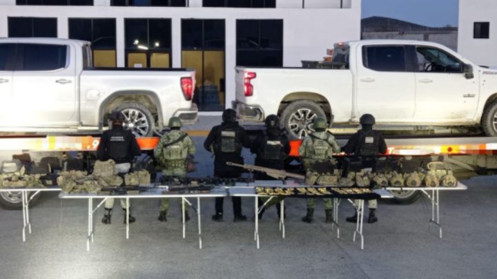 Aseguran 2 pick-up, armas y equipo táctico en Bustamante, NL