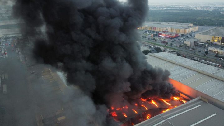 Se incendia fábrica y desalojan a 170 personas en Escobedo