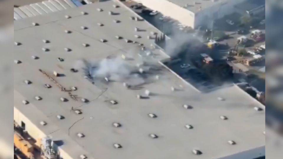 Avioneta se estrella en un almacen en California y provoca un incendio.