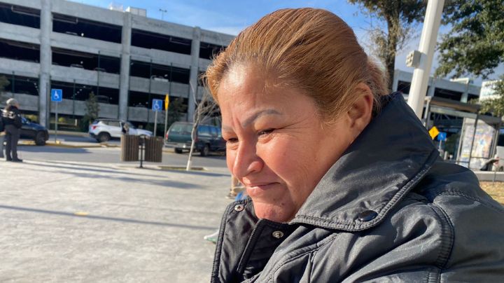 Pese a clima frío, mujer viaja desde Hualahuises al Pabellón a realizar trámite