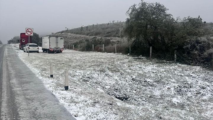 Cierran carretera Libre a Laredo en Salinas Victoria por presencia de hielo
