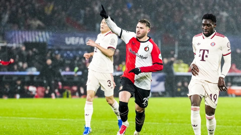 El mexicano Santiago Giménez lidera la goleada del Feyenoord.