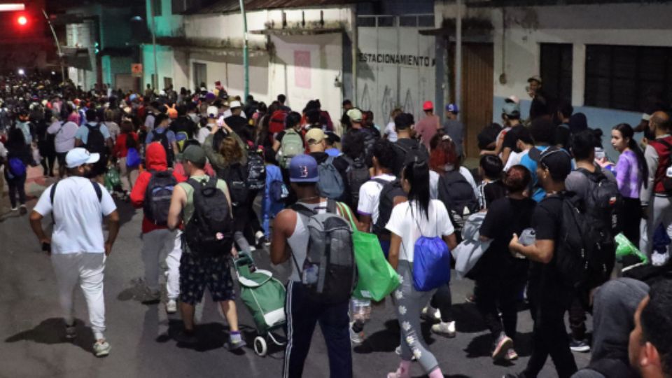 Miles de migrantes salieron este domingo en una nueva caravana desde la frontera sur de México, para intentar llegar a la capital del país, y posteriormente buscar cruzar a los Estados Unidos.