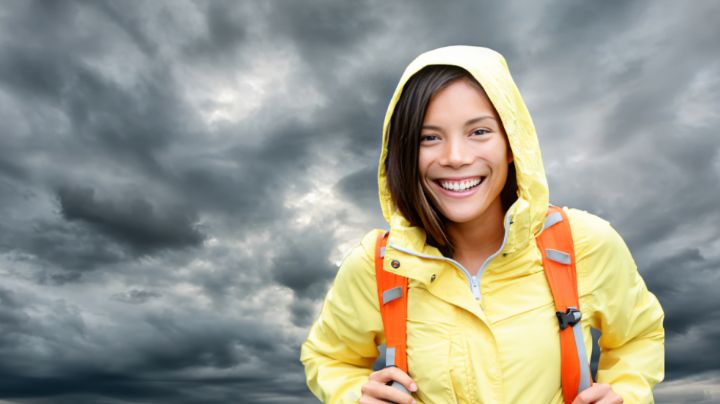 5 artículos que no pueden faltar en tu mochila durante las fuertes lluvias en NL