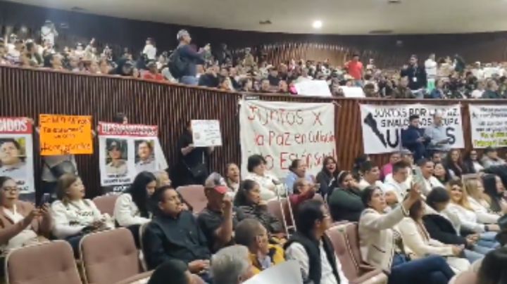 Ciudadanos irrumpen el Congreso de Sinaloa pidiendo la destitución del gobernador
