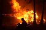 Mueren 2 personas durante incendios en Los Ángeles; 80 mil huyen de sus casas
