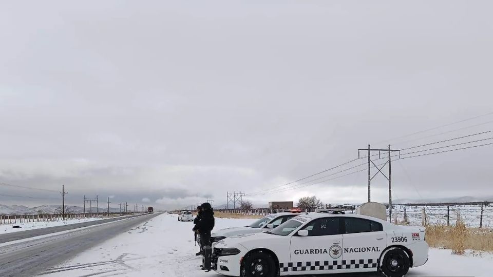 Cierran carreteras en Chihuahua debido a intensa nevada.