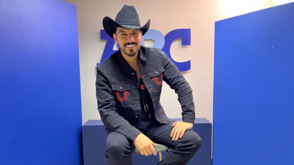 Armando Navárrez, el cantautor.