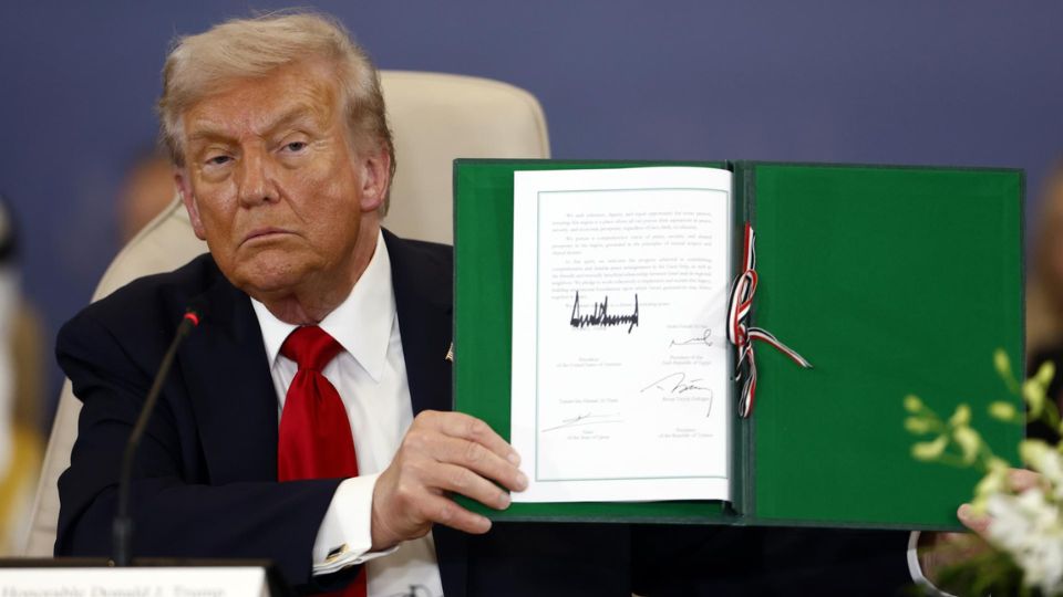 Donald Trump, muestra un documento firmado en la Cumbre de Paz de Gaza en Sharm El-Sheikh, Egipto