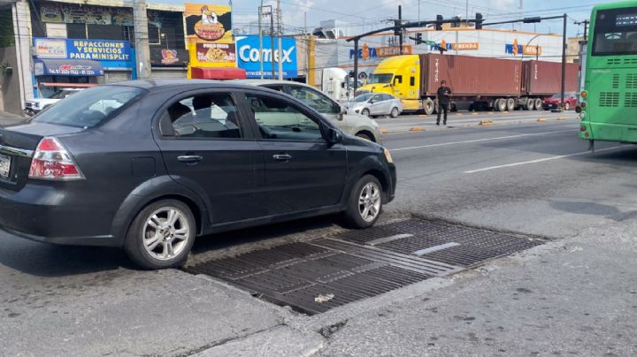 Son alcantarillas hundidas peligro para automovilistas en Monterrey