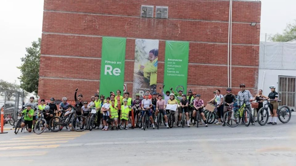 Ciclistas se manifiestan en San Pedro para defender la ciclovía de Alfonso Reyes.