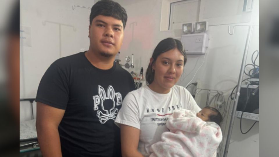 La bebé robada ya se encuentra con sus padres.