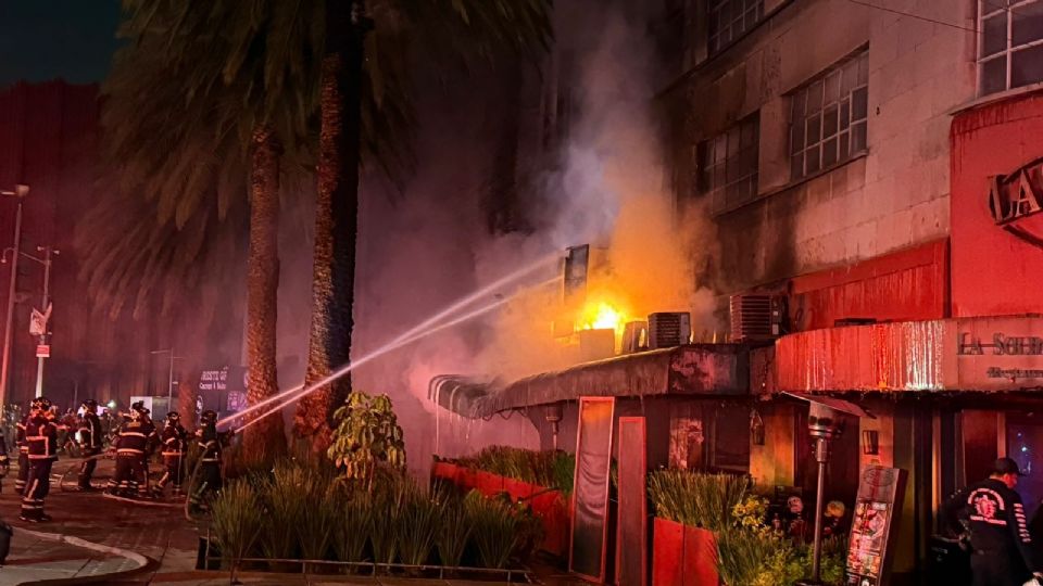 Los bomberos realizaron labores para extinguir el fuego en el restaurante.