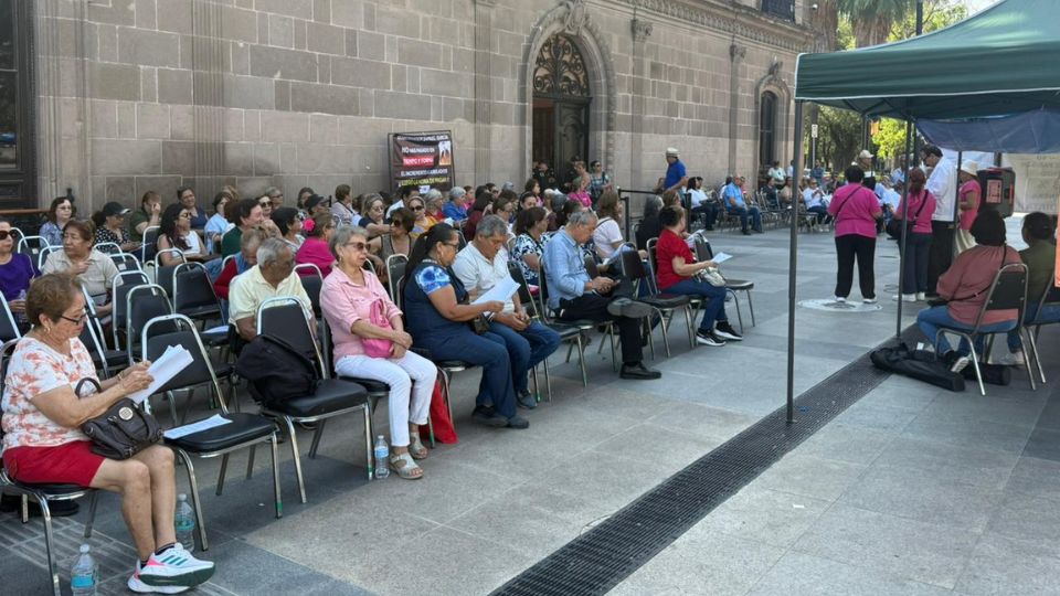 Maestros jubilados hacen plantón afuera del Palacio de Gobierno