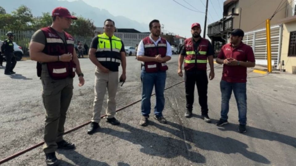Autoridades en colonia afectada.