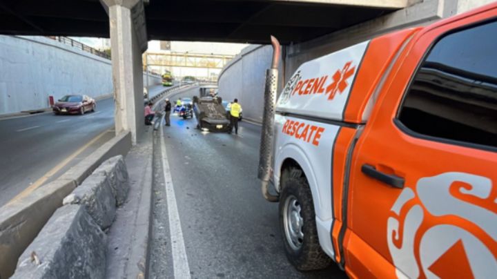Dormita y vuelca en avenida Morones Prieto, en Monterrey
