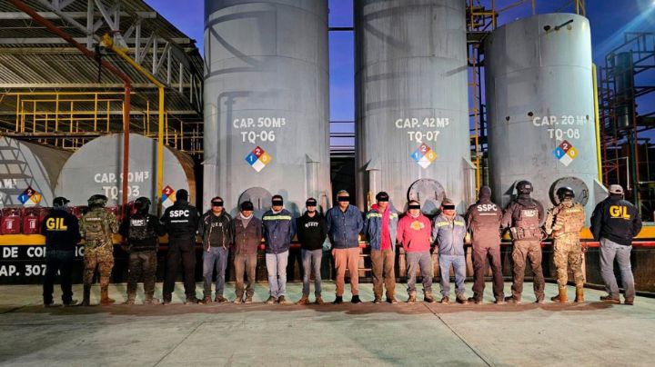 Aseguran 250 mil litros de combustible y detienen a 8 personas en Veracruz