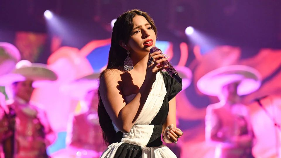 Ángela Aguilar, en video de su gira, admitió que 'volver a los escenarios no siempre es fácil, volver con miedo.'