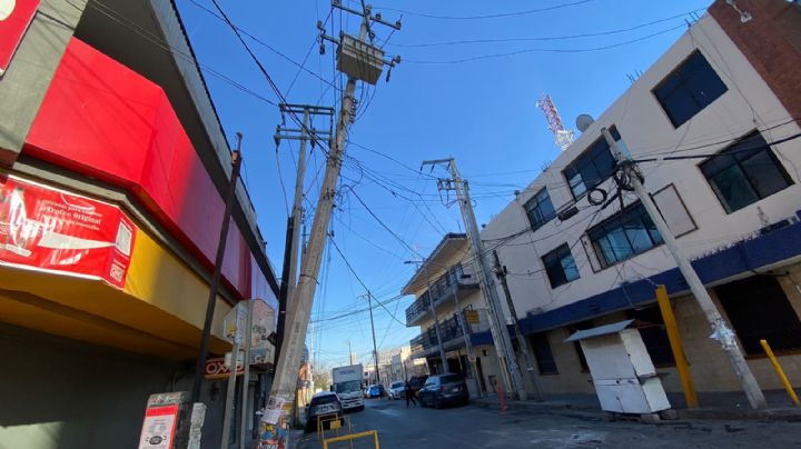 Ciudadanos alertan por poste inclinado de la CFE cerca de avenida Félix U. Gómez