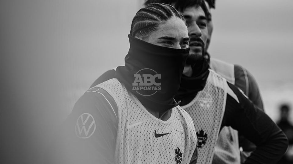 El mediocampista nacido en Ontario explora la posibilidad de unirse al proyecto canadiense rumbo al Mundial 2026.