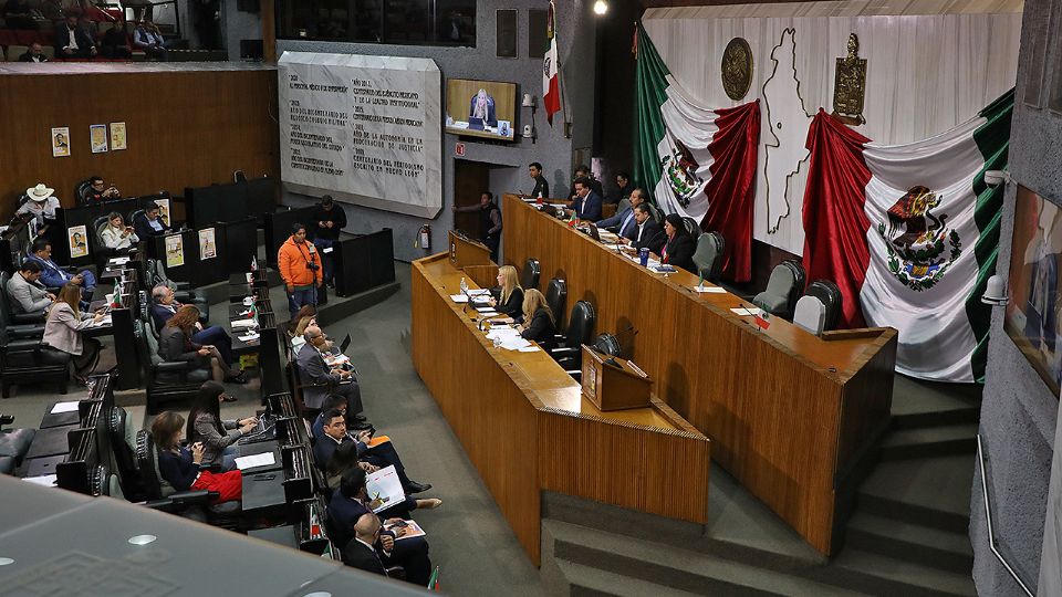 Jubilados confrontan al titular del ISSSTELEÓN por supuestos pagos incumplidos.