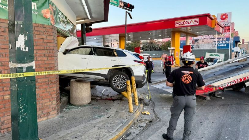 Camioneta se estrella contra tienda en Monterrey; hay dos lesionados