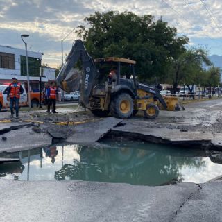 Renace fuga y provoca socavón en avenida López Mateos, en Guadalupe