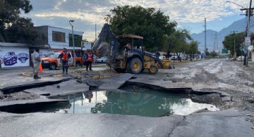 Renace fuga y provoca socavón en avenida López Mateos, en Guadalupe