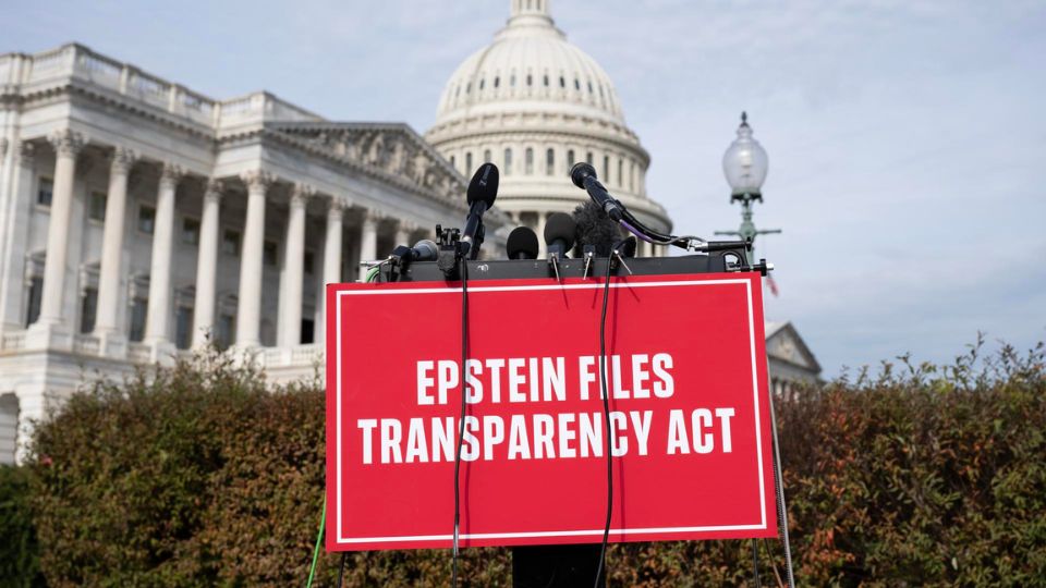 Un podio y un cartel se instalan antes de una rueda de prensa matutina frente al Capitolio de los Estados Unidos en Washington | EFE